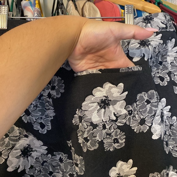 Coldwater Creek SZ 12 Stretch Floral pants w/ 2 front hook 1 button zip up - Picture 4 of 10